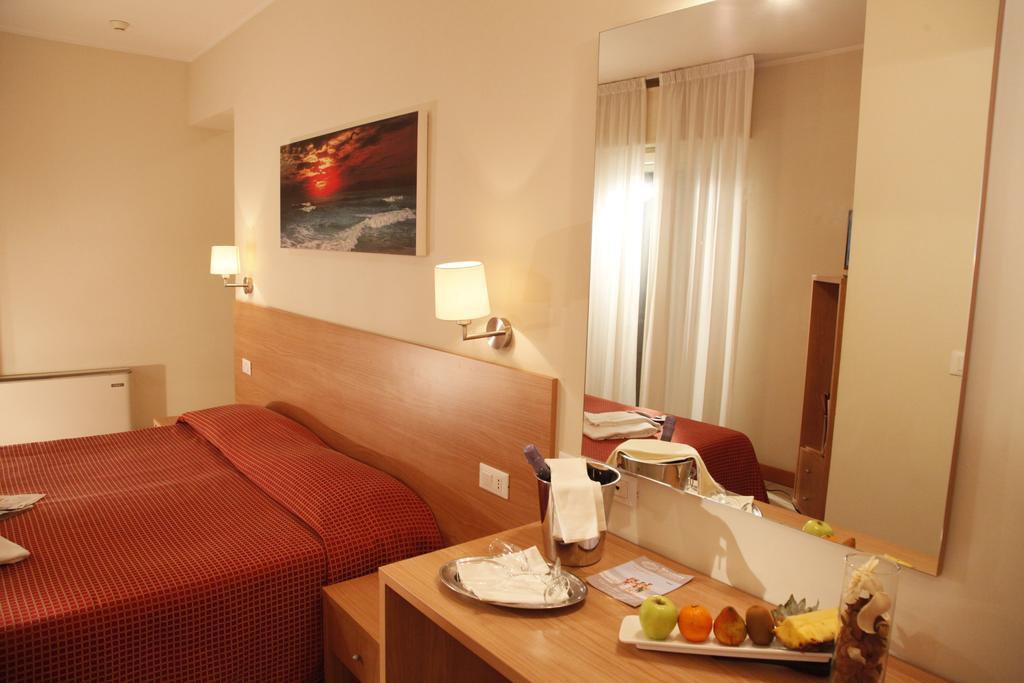 Hotel Majorca Sul Mare In Centro A Riccione Oda fotoğraf