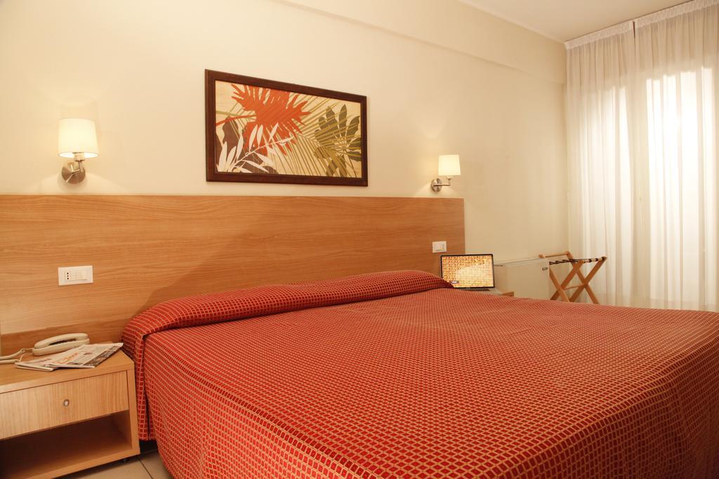 Hotel Majorca Sul Mare In Centro A Riccione Oda fotoğraf