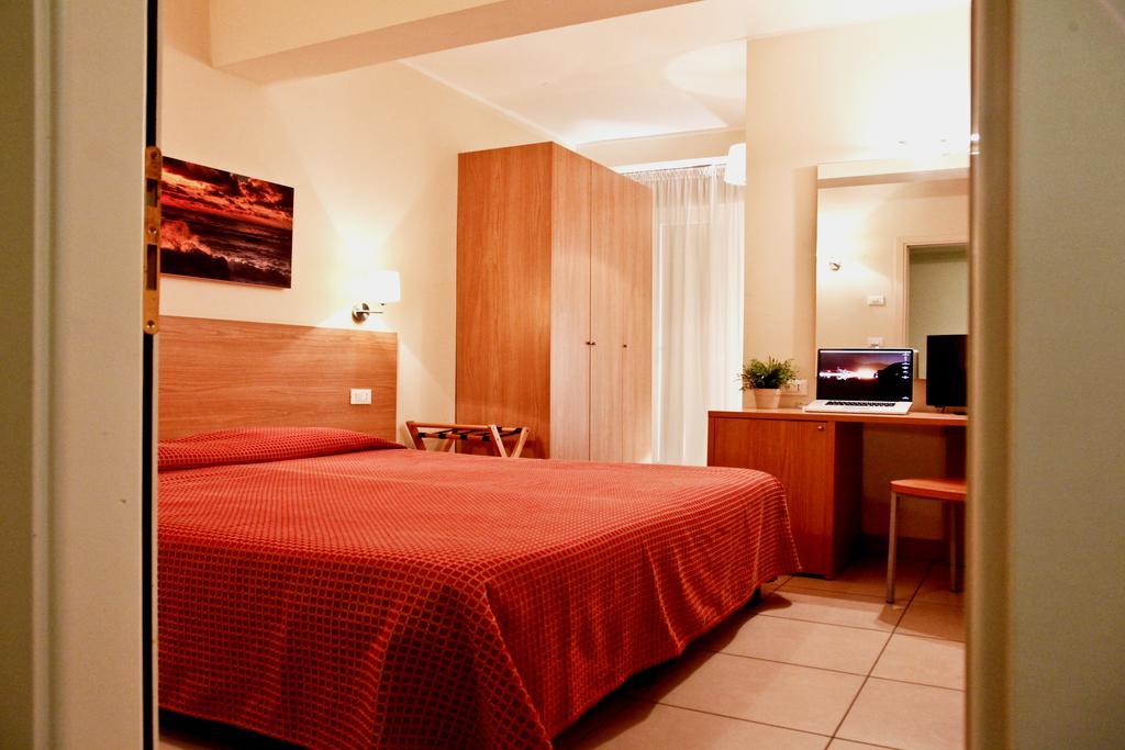 Hotel Majorca Sul Mare In Centro A Riccione Oda fotoğraf