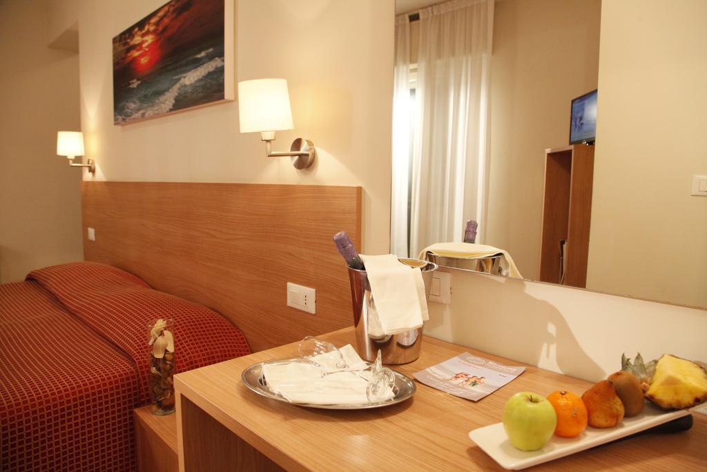 Hotel Majorca Sul Mare In Centro A Riccione Oda fotoğraf